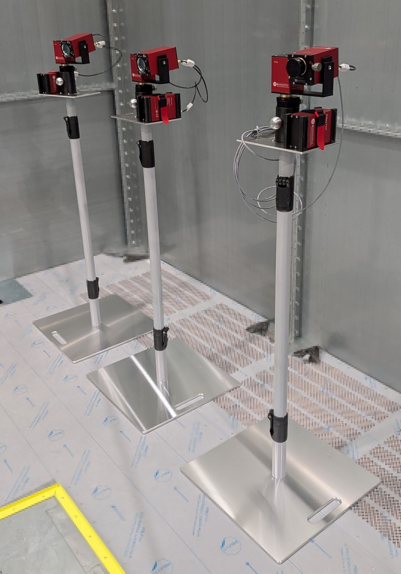 3 Monopods in der Gesamtansicht, Kamera mit Schwenkkopf und Akkupack 3 Monopods in der Gesamtansicht, Kamera mit Schwenkkopf und Akkupack