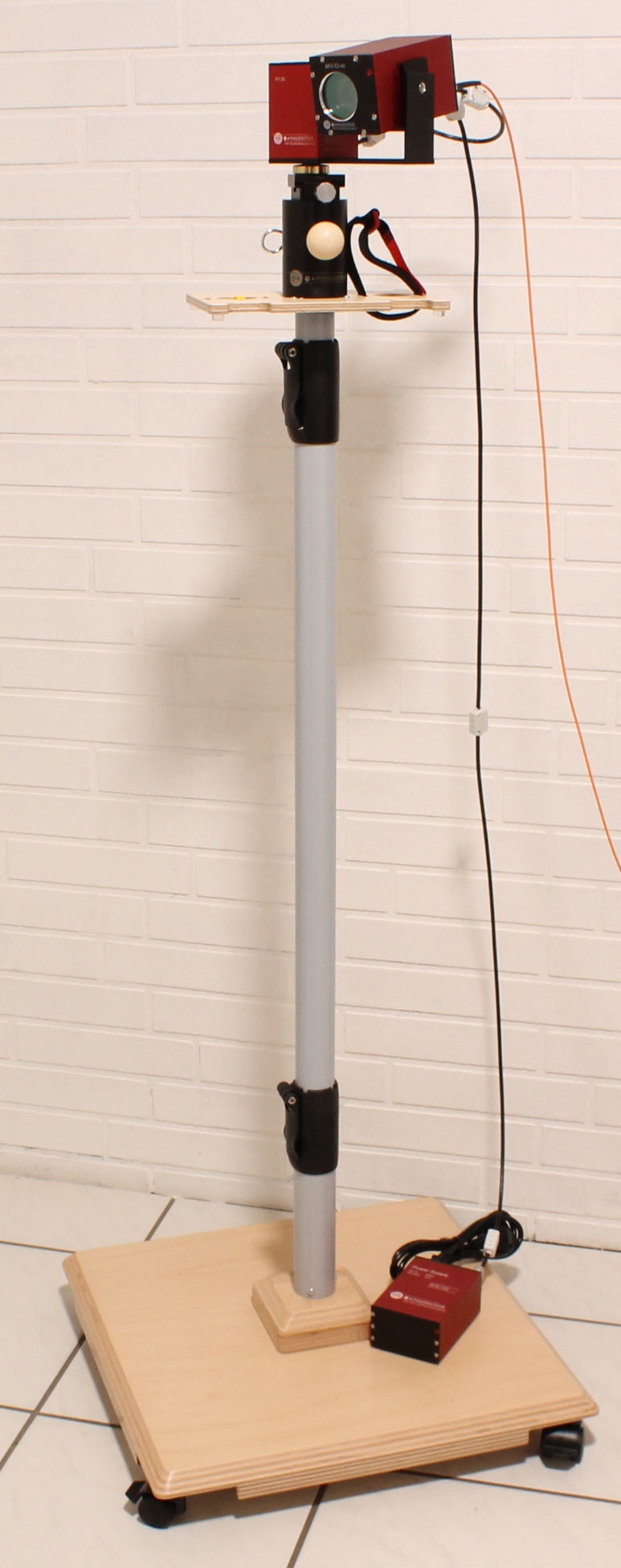 Monopod in der Gesamtansicht, Kamera mit Schwenkkopf und Akkupack