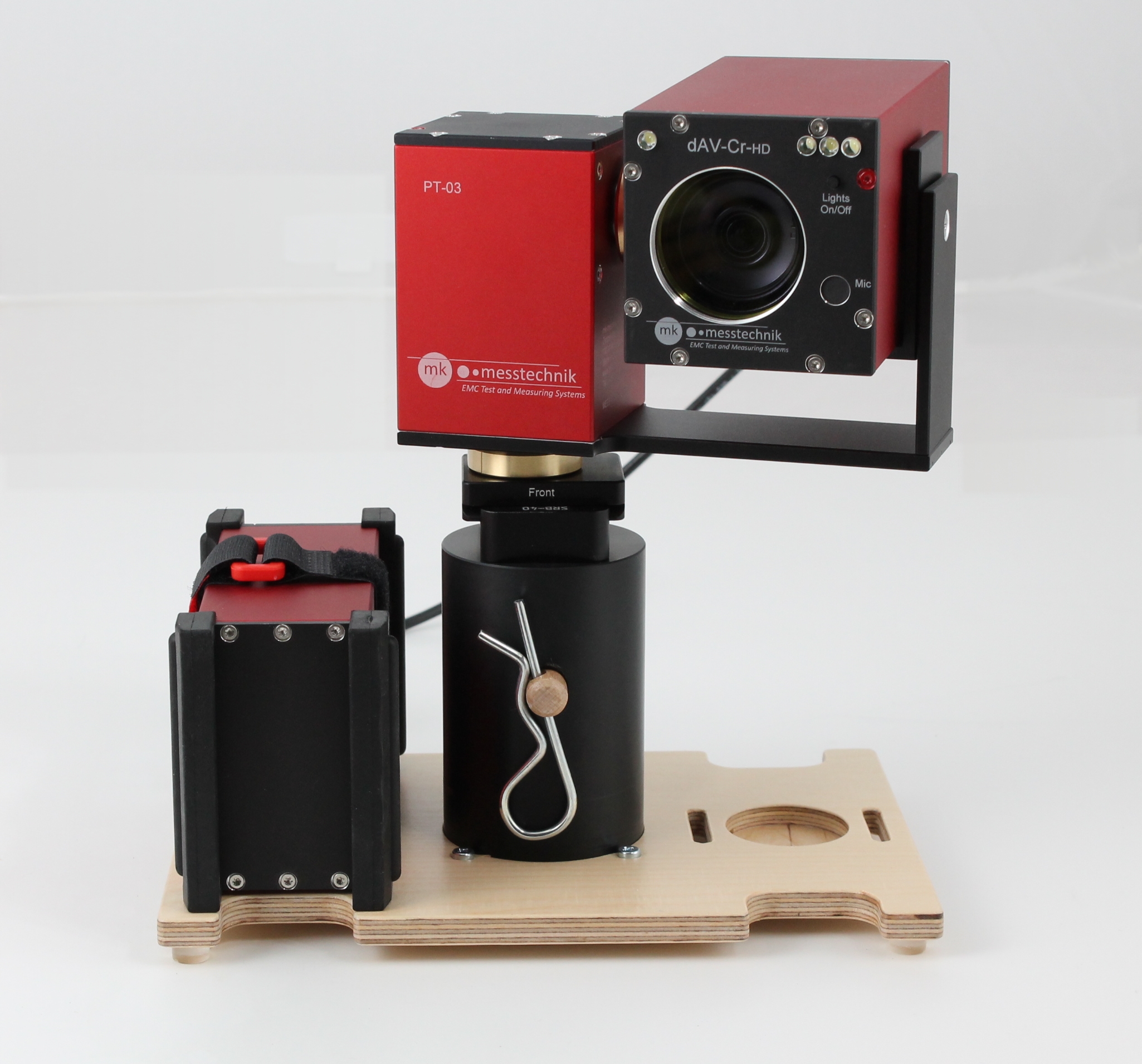 Nahansicht einer auf dem Monopod befestigten Kamera mit Schwenkkopf und Akkupack